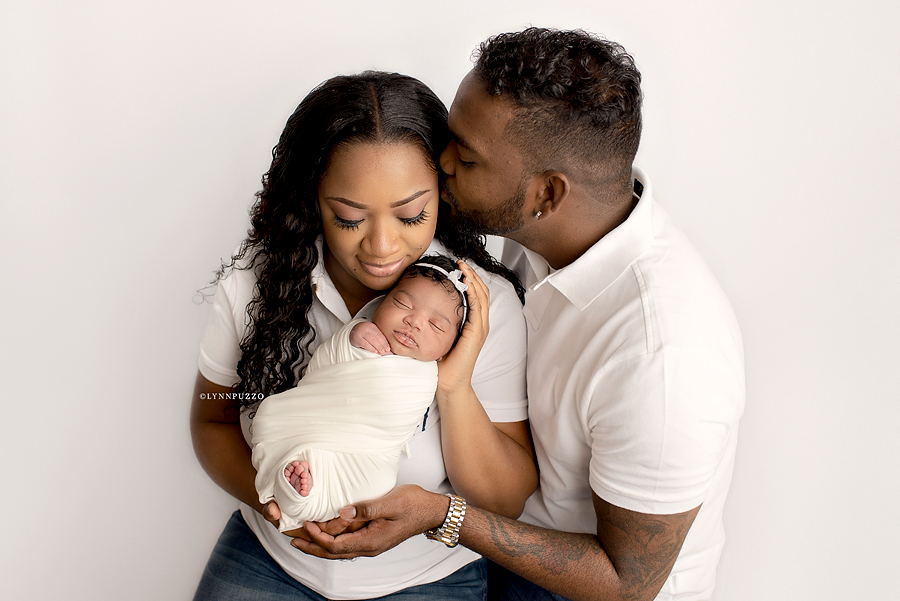 newborn portrait of baby girl with parents by atlanta ga newborn photographer Lynn puzzo